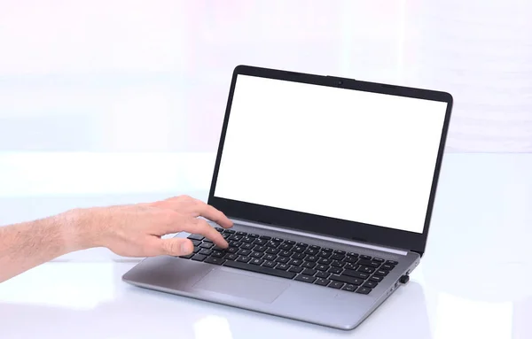Ręka Białego Mężczyzny Używającego Białego Notatnika Wpisującego Klawiaturze Laptopa Białym — Zdjęcie stockowe
