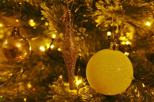 Primer Plano Árbol Navidad Decorado Con Adornos Brillantes Luces — Foto de Stock