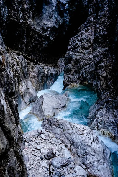 Ein Malerischer Blick Auf Einen Fluss Mit Klarem Blauem Wasser — Stockfoto