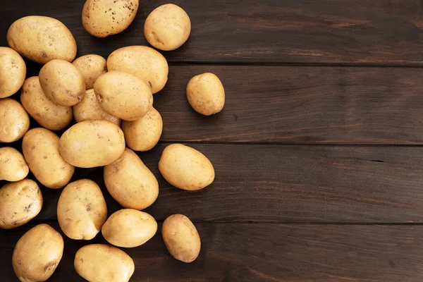 Groep Nieuwe Aardappelen Houten Tafel Bovenaanzicht Kopieerruimte — Stockfoto