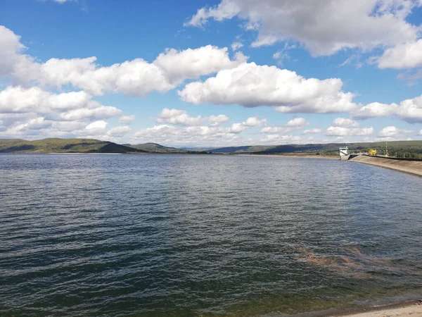 Ein Schöner Blick Auf Einen Ruhigen See Unter Blauem Himmel — Stockfoto