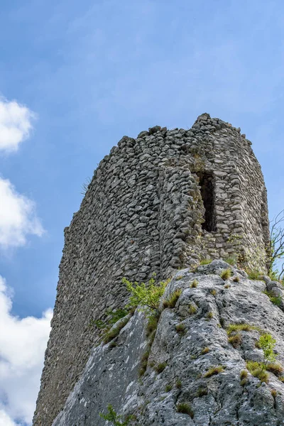 Вертикальный Низкоугольный Снимок Природной Каменной Башни Облачным Голубым Небом — стоковое фото