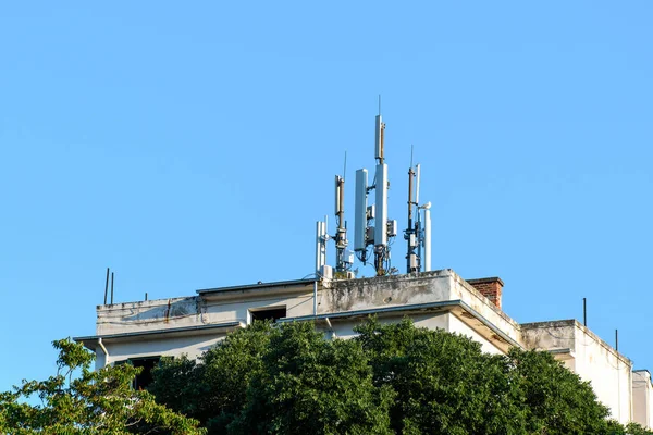 Mât Communication Avec Cluster Répéteurs Antennes Radiodiffusion Tour Téléphonie Mobile — Photo