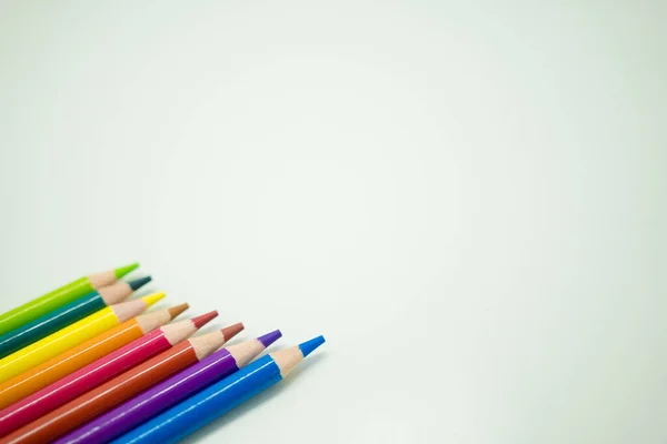 Eine Nahaufnahme Einer Reihe Buntstifte Auf Einer Weißen Fläche Raum — Stockfoto