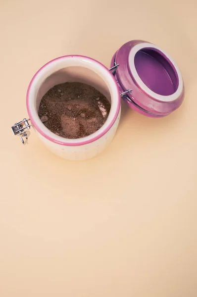 ベージュ地に分離された茶用プラスチック容器 — ストック写真