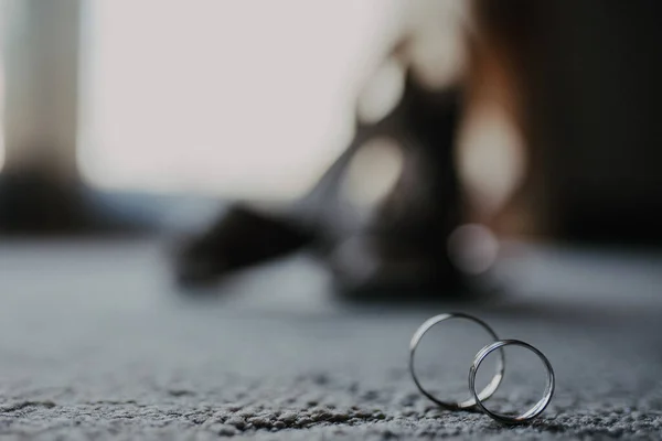 Una Toma Selectiva Anillos Compromiso Elegantes —  Fotos de Stock