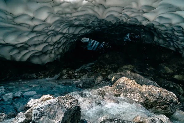 Una Bella Grotta Ghiaccio Con Rocce Torrente Acqua Calda Nella — Foto Stock