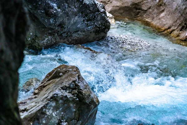 Une Vue Panoramique Une Rivière Avec Une Eau Bleue Claire — Photo