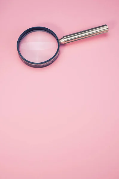 Увеличительное Стекло Розовом Фоне — стоковое фото