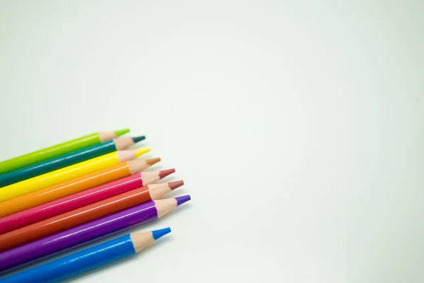 Zbliżenie Rzędu Kolorowych Ołówków Białej Powierzchni Miejsce Tekst — Zdjęcie stockowe
