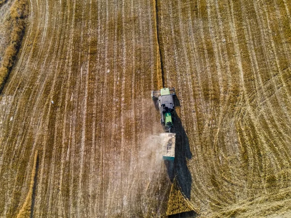 Luchtfoto Van Landbouwmachines Die Het Veld Werkzaam Zijn — Stockfoto