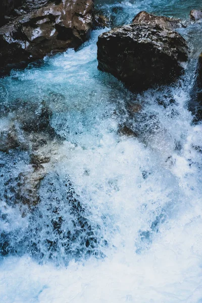 Nahaufnahme Einer Kaskade Einem Fluss Mit Starker Strömung Zwischen Felsigen — Stockfoto