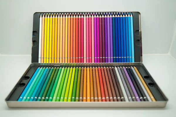 Gros Plan Rangées Crayons Couleur Dans Boîtier Sur Surface Blanche — Photo