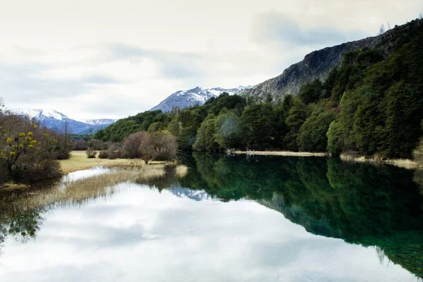 Uma Bela Vista Montanhas Rochosas Uma Praia Com Uma Floresta — Fotografia de Stock