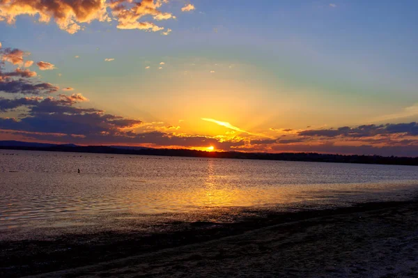 Ein Atemberaubender Blick Auf Das Endlose Meer Mit Der Untergehenden — Stockfoto