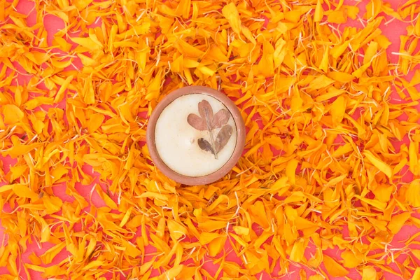 Een Diwali Kaars Helder Oranje Goudsbloem Bloemblaadjes — Stockfoto