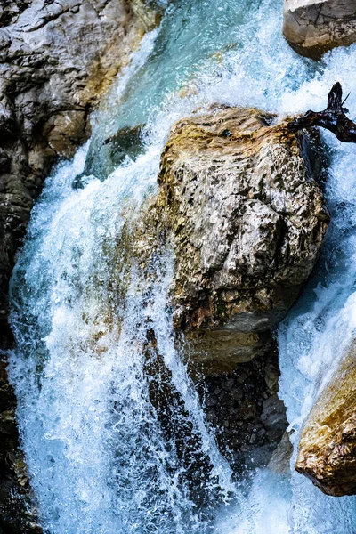 Gros Plan Une Cascade Sur Une Rivière Avec Fort Courant — Photo