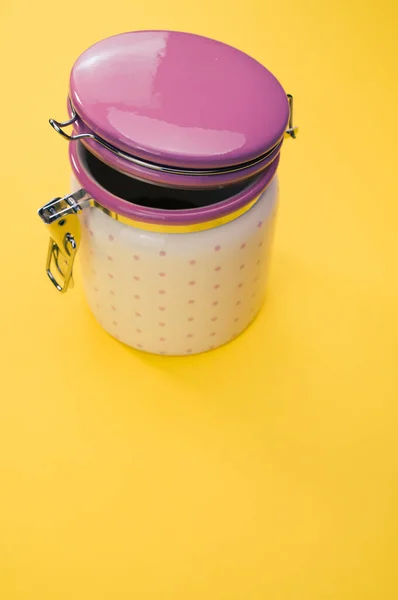 黄色の背景に隔離された茶やコーヒーのためのプラスチック製のキャニスター — ストック写真