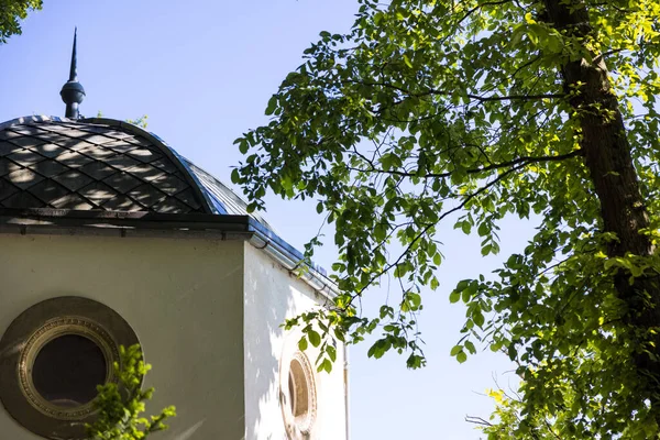 Eine Nahaufnahme Einer Gebäudespitze Auf Einem Himmelshintergrund — Stockfoto