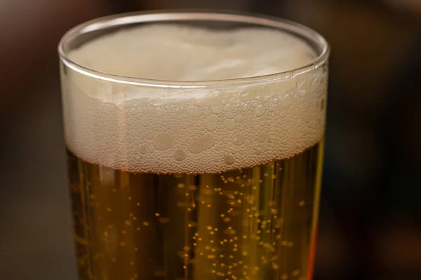 Tiro Foco Seletivo Copo Cerveja Com Escória — Fotografia de Stock