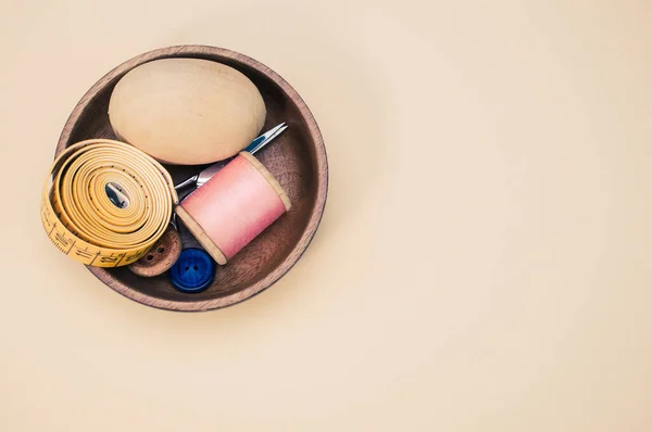 Pequeño Cuenco Madera Con Suministros Costura Sobre Fondo Amarillo —  Fotos de Stock