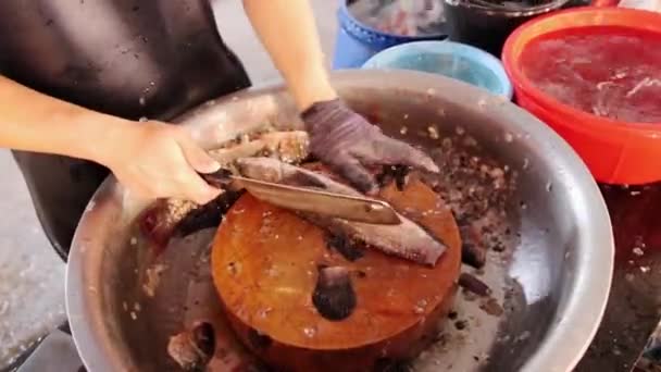 Close Worker Cutting Fresh Fish — Stok video