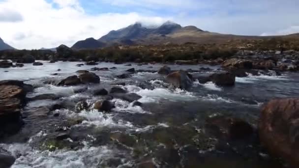 Beau Paysage Avec Une Rivière Dans Les Montagnes — Video