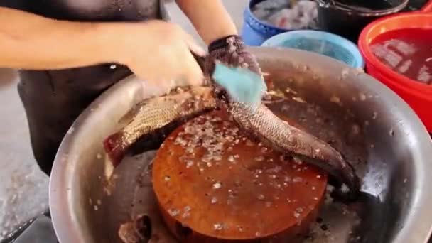 Close Worker Cutting Fresh Fish — Vídeo de stock