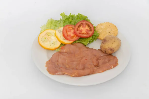 Una Toma Alto Ángulo Trozo Carne Verduras Plato Sobre Fondo —  Fotos de Stock