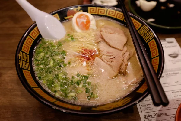 Uma Porção Ramen Saboroso Uma Sopa Macarrão Japonês — Fotografia de Stock