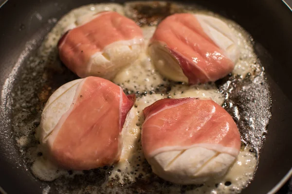 Gotowanie Gorgonzola Bekonem Pyszne Łatwe Gotowania Posiłek — Zdjęcie stockowe
