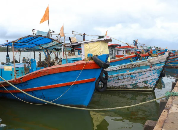 Die Hölzernen Yachten Wasser Neben Dem Dock Einem Bewölkten Tag — Stockfoto