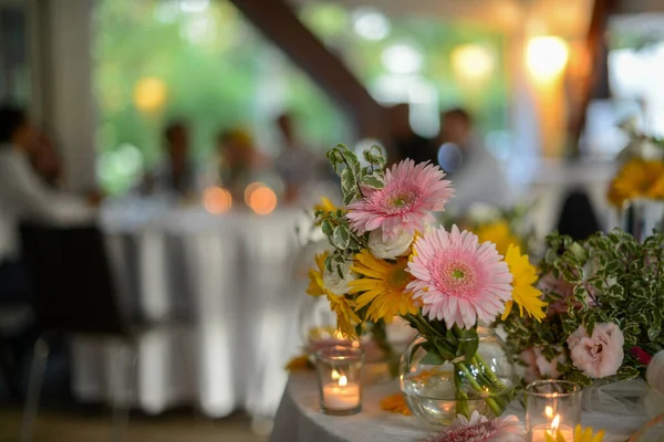 Närbild Delikata Rosa Och Gula Blommor Glasburk Bröllopsfest Restaurang — Stockfoto