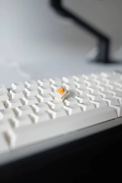 Een Getrokken Knop Een Aangepaste Computer Toetsenbord — Stockfoto