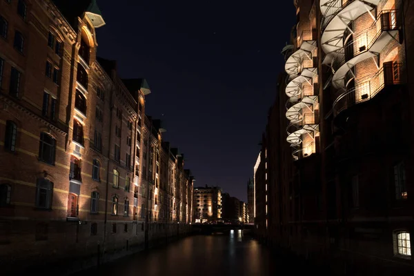 Het Nachtzicht Van Prachtige Gebouwen Die Pal Rivier Staan Hamburg — Stockfoto