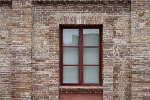 Eine Nahaufnahme Eines Fensters Mit Jalousien Eines Backsteingebäudes Tageslicht — Stockfoto