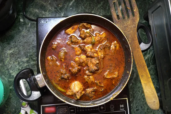 Pemandangan Kari Pedas Ayam Yang Sedang Dimasak Kadhai Dapur — Stok Foto