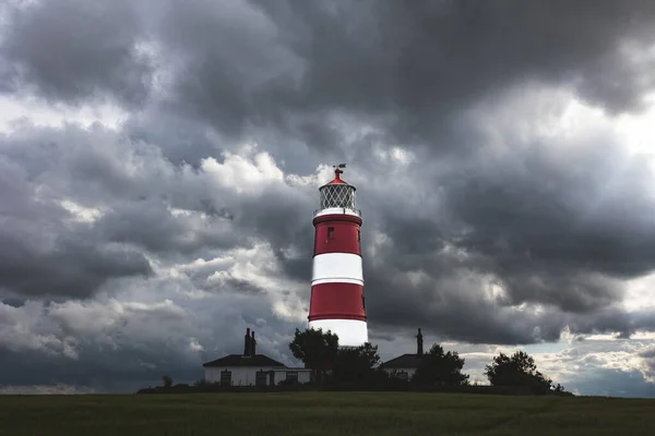 Piękna Sceneria Happisburgh Latarnia Morska Wielkiej Brytanii Pod Zachmurzonym Zamglonym — Zdjęcie stockowe