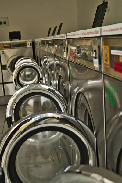 洗濯機のドアが開いている銀洗浄機の垂直ショット — ストック写真