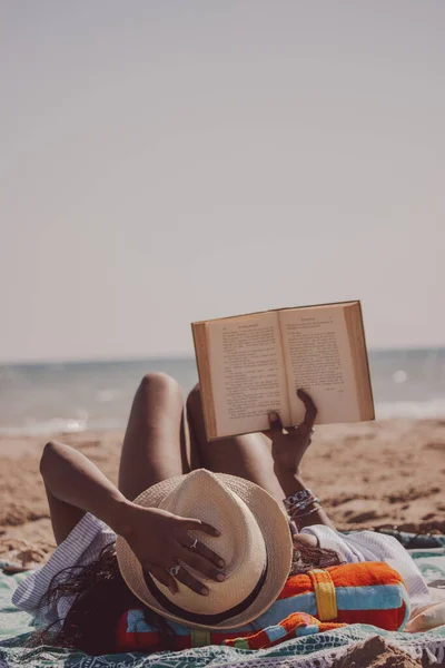 Een Jong Vrouwtje Dat Het Strand Ligt Een Boek Leest — Stockfoto