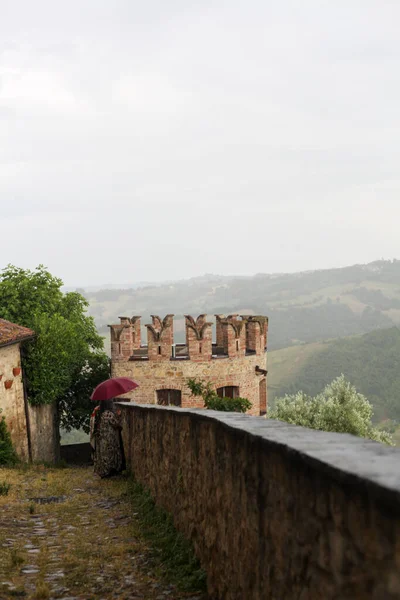 Vigoleno Italia 2021 Una Toma Vertical Camino Refugios Castillo Vigoleno —  Fotos de Stock