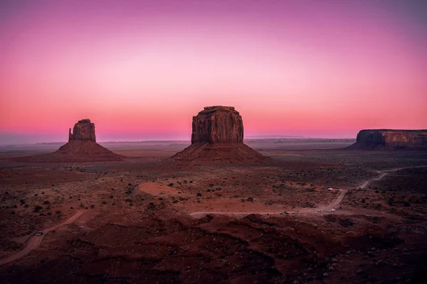 Μια Πανοραμική Θέα Του Monument Valley Κατά Ένα Πολύχρωμο Ηλιοβασίλεμα — Φωτογραφία Αρχείου