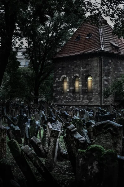 Vertical Shot Klausen Synagogue Old Jewish Cemetery Prague Czechia Dusk — 图库照片