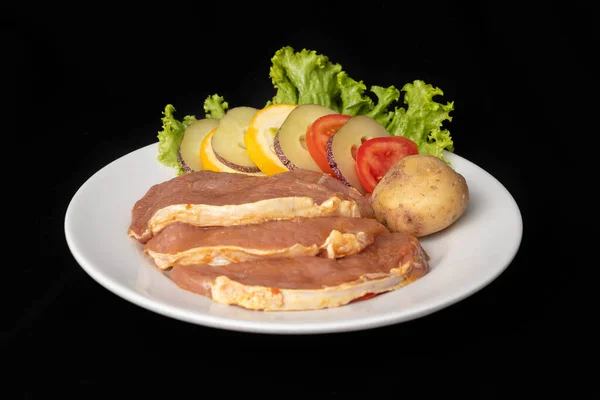 Una Toma Alto Ángulo Trozo Carne Verduras Plato Sobre Fondo — Foto de Stock