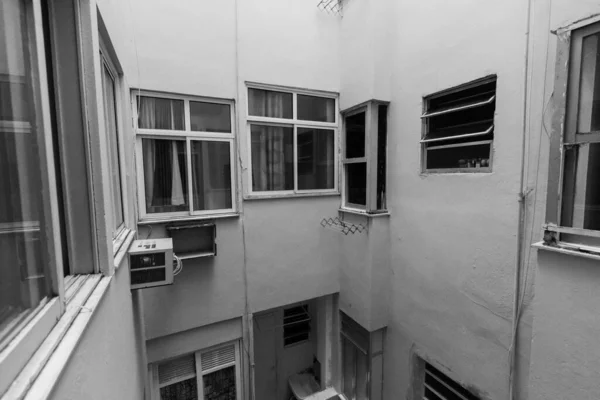 Graustufenaufnahme Einer Rückseite Eines Gebäudes Mit Eng Anliegenden Fenstern — Stockfoto