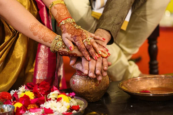 Nahaufnahme Eines Traditionellen Farbenfrohen Deko Outfits Während Einer Ringe Zeremonie — Stockfoto