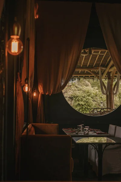 Sıcak Mekanlar Masalı Restoranlar Mum Işıkları Perdeli Yuvarlak Pencereler — Stok fotoğraf