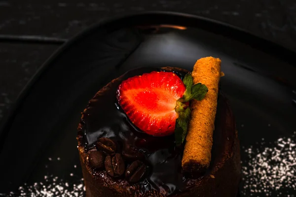 Аппетитный Шоколадный Торт Клубникой Шоколадной Палочкой — стоковое фото