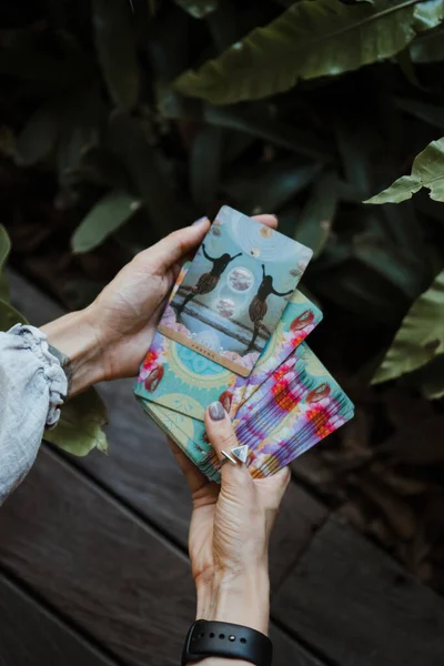 Bali Indonésia Jul 2021 Mãos Femininas Expõe Cartas Tarô Maravilhas — Fotografia de Stock