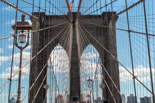 アメリカ ブルックリン橋の網と部分の美しいショット — ストック写真